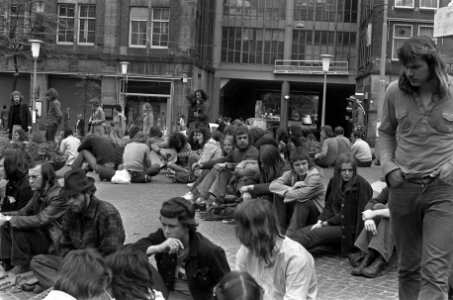 Damzitter wordt weggeleid door rechercheurs in burger, damzitters, Bestanddeelnr 926-4770