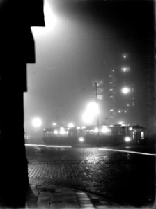 Daniël Willinkplein (sinds 1945 Victorieplein) met passerende tram nachtopname, Bestanddeelnr 190-0622