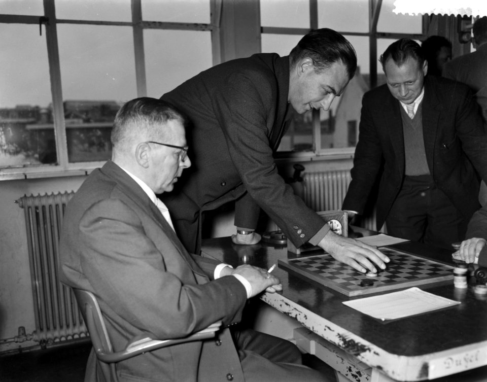 Damkampioenschap van Nederland te Utrecht B Dukel (links) en Ir G E Van Dij, Bestanddeelnr 910-1696
