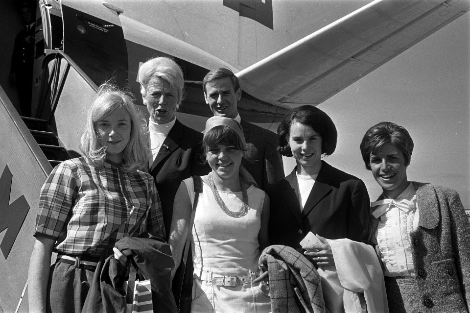 Dames atletiekploeg naar Londen, voorste rij v.l.n.r. Corrie Bakker, Hilda Slama, Bestanddeelnr 919-3097