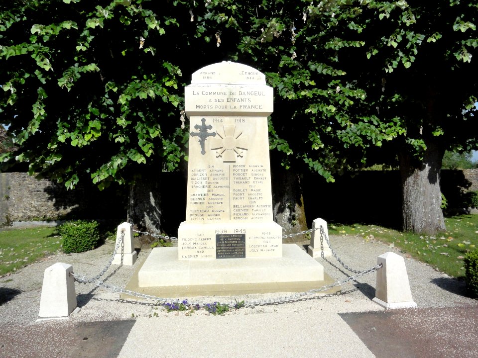 Dangeul (Sarthe) monument aux morts