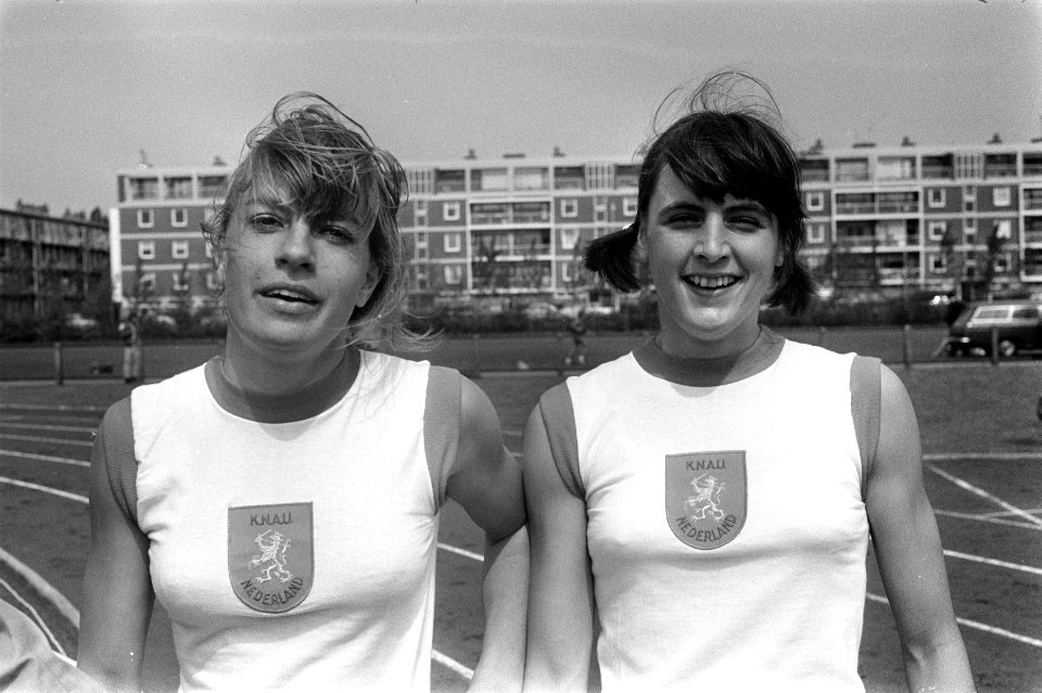 Dames atletiek Nederland tegen Engeland in Den Haag links Mieke Sterk , rechts, Bestanddeelnr 923-5292