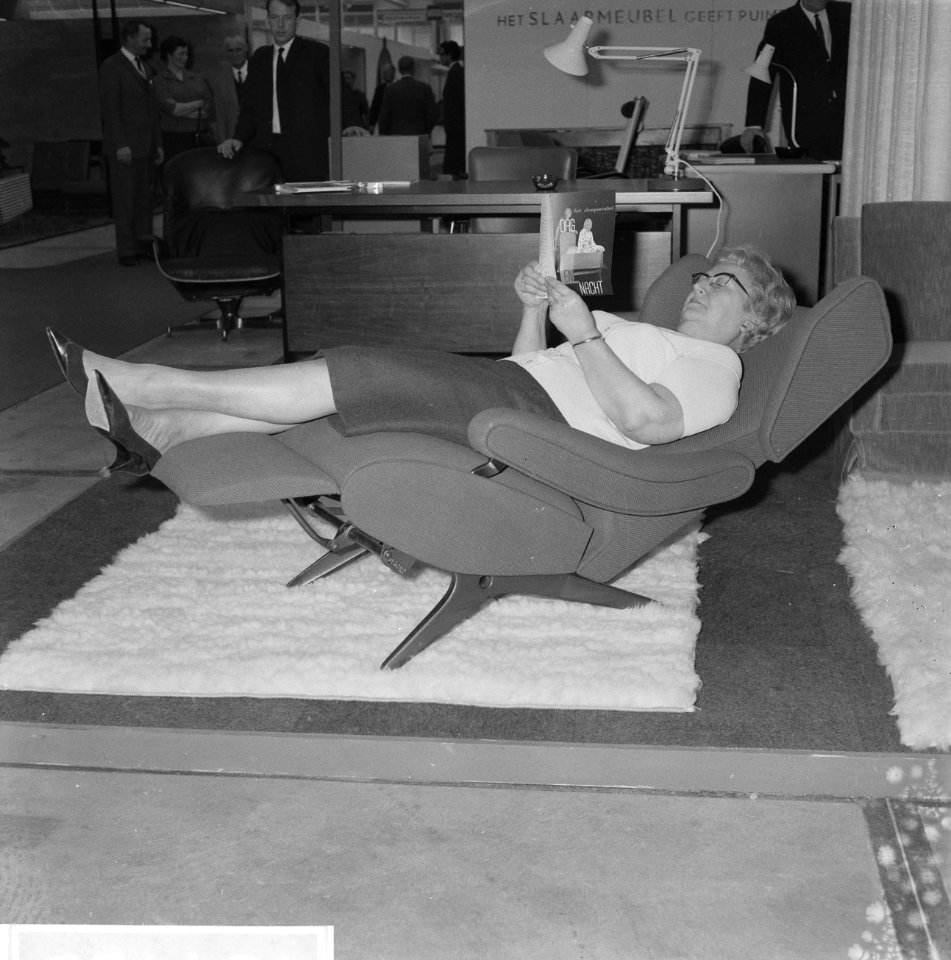 Dame tijdens het uitproberen van een relax-fauteuil, Bestanddeelnr 918-4188