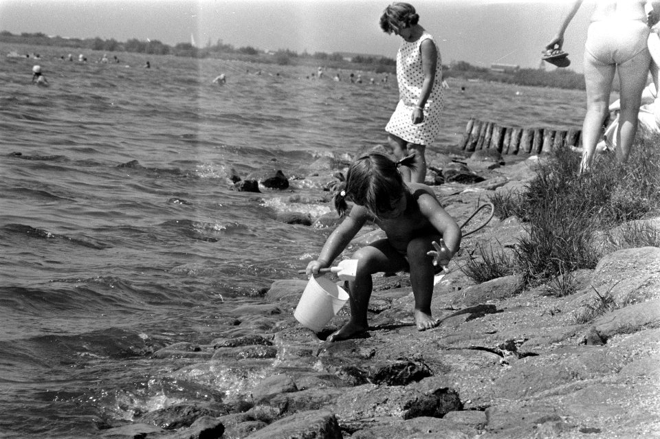 Dames zitten op bankje aan IJsselmeer in Harderwijk in de wind wegens de warmte, Bestanddeelnr 923-5879