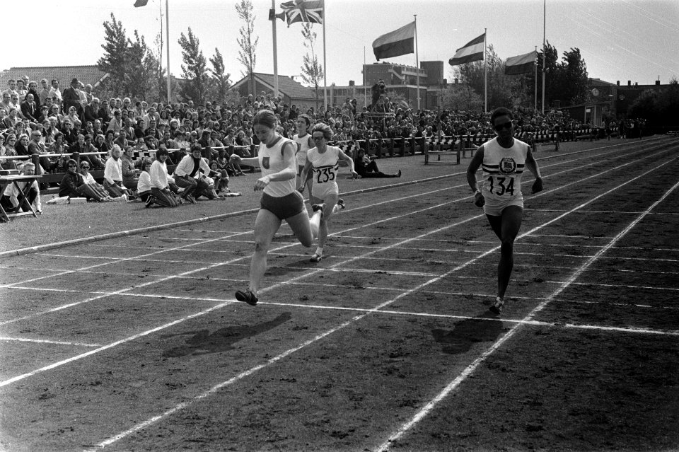 Dames atletiek Nederland tegen Engeland in Den Haag finish 200 meter links W, Bestanddeelnr 923-5289