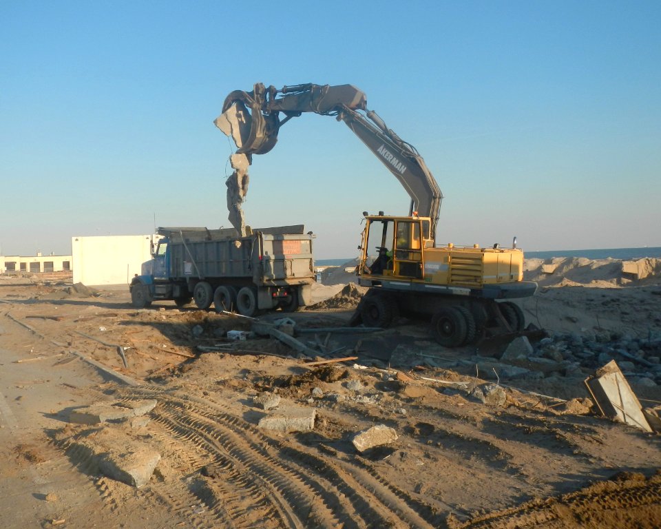 Dangling concrete into dumptruck RB Sandy jeh
