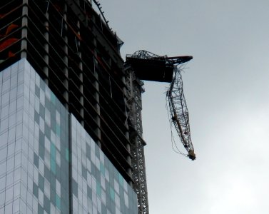Dangling crane Bwy 59 St jeh