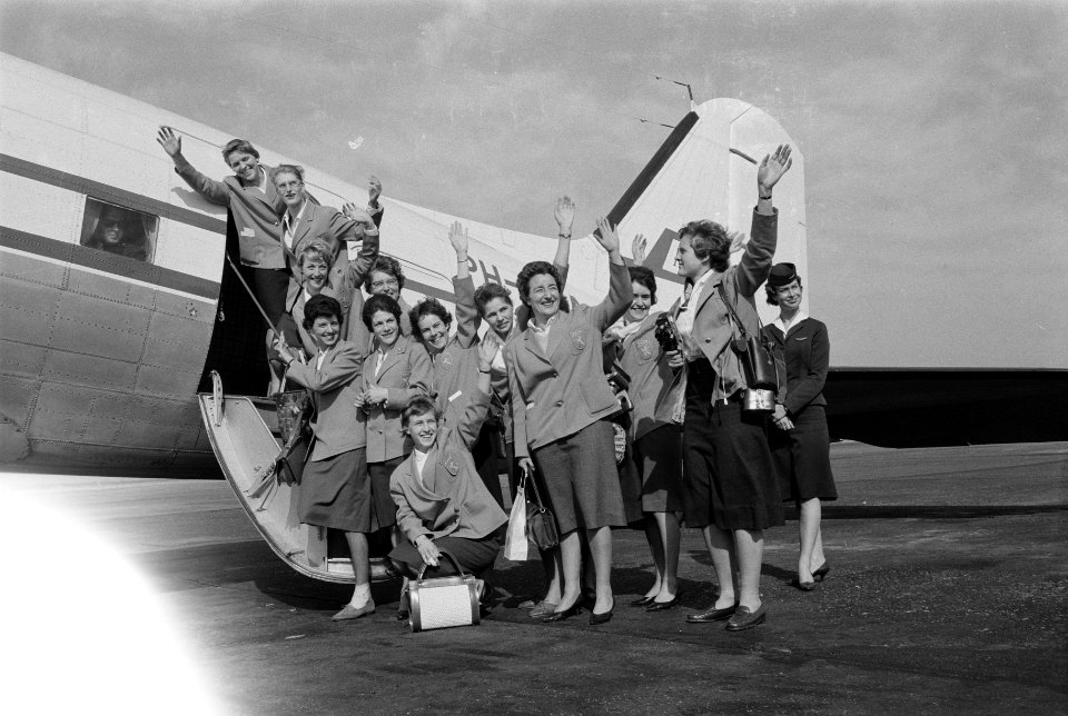 Dames hockey team naar Engeland Jo Jurrisen 5e van links, Bestanddeelnr 912-2389