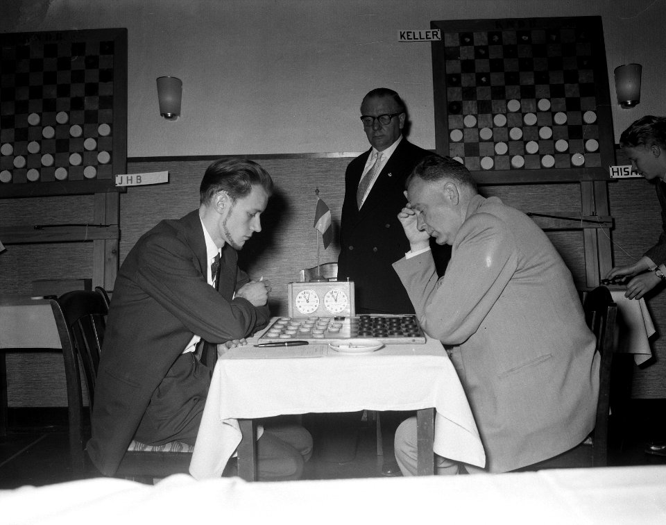 Damvereniging Gezellig Samenzijn 50 jaar Keller (rechts), links M Hisard, Bestanddeelnr 908-6373