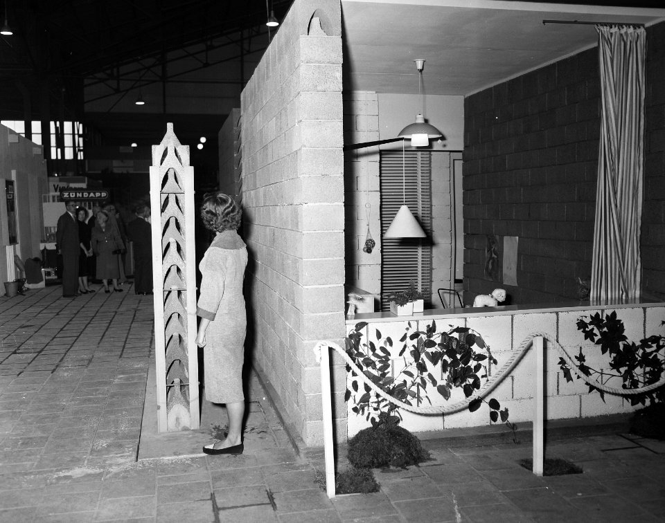 Damesbeurs Den Haag rond huis van plastic, Bestanddeelnr 908-0307