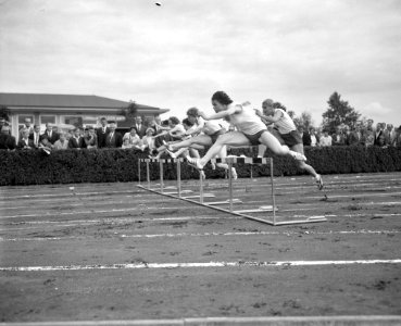 Dames en Heren Athletiekkampioenschappen in Vlaardingen 80m Horde dames Toos Mu, Bestanddeelnr 912-7878