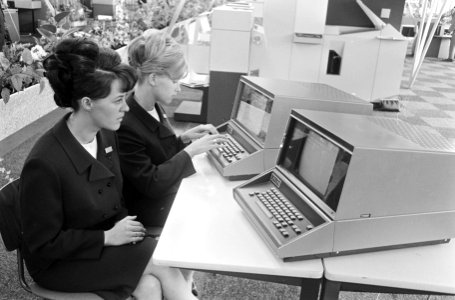 Dames demonstreren het spreken met de computer, Bestanddeelnr 919-5754