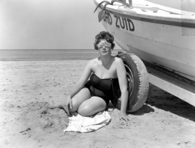 Dames en kinderen met zonnebrillen aan strand, Bestanddeelnr 907-1654