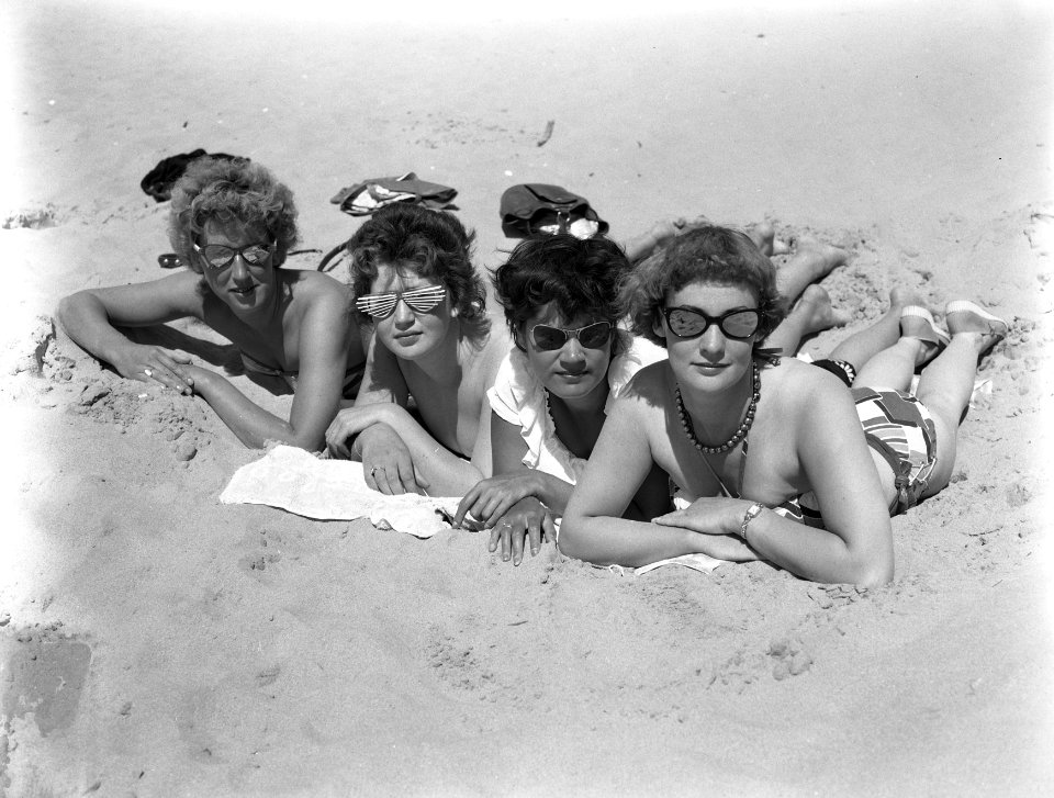 Dames en kinderen met zonnebrillen aan strand, Bestanddeelnr 907-1651