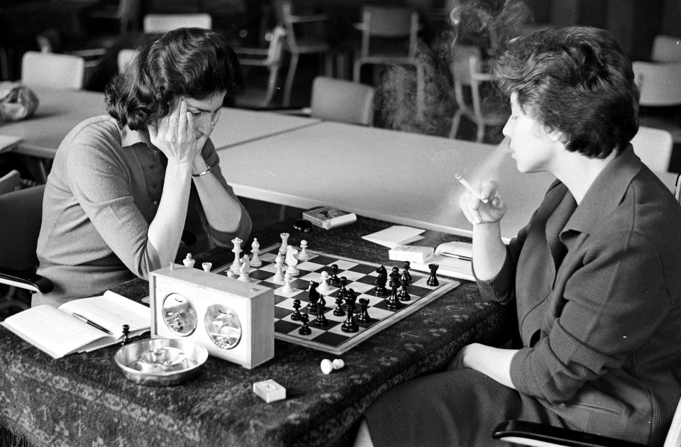 Dames schaakwedstrijden in de Kroon, links mevrouw Chaude de Silans en rechts me, Bestanddeelnr 914-4344