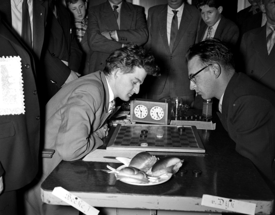 Damkampioenschap Nederland Rechts ir G van Dijk (2e) in een partij tegen Jan, Bestanddeelnr 908-3849