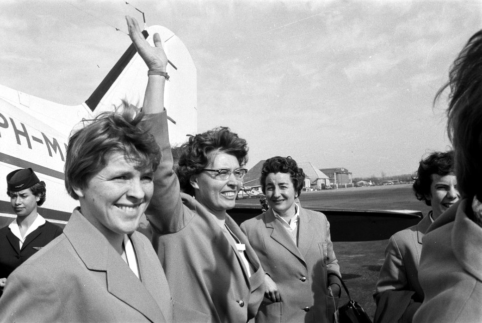 Dames hockey team naar Engeland Jo Jurrisen 5e van links, Bestanddeelnr 912-2390