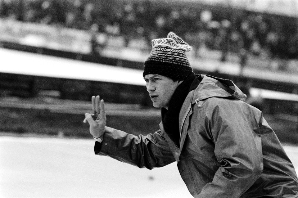 Damescoach Henk Louwmans geeft de tijd aan, Bestanddeelnr 932-4581