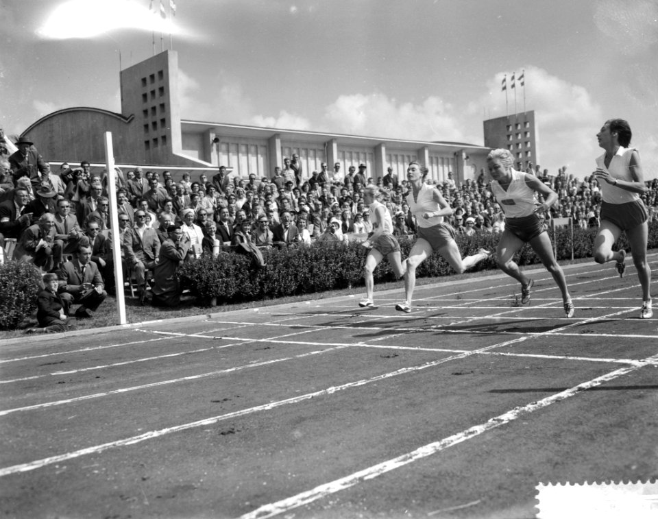 Damesathletiekwedstrijden Nederland tegen Zweden in Vlaardingen, finish 100m, v, Bestanddeelnr 910-5637
