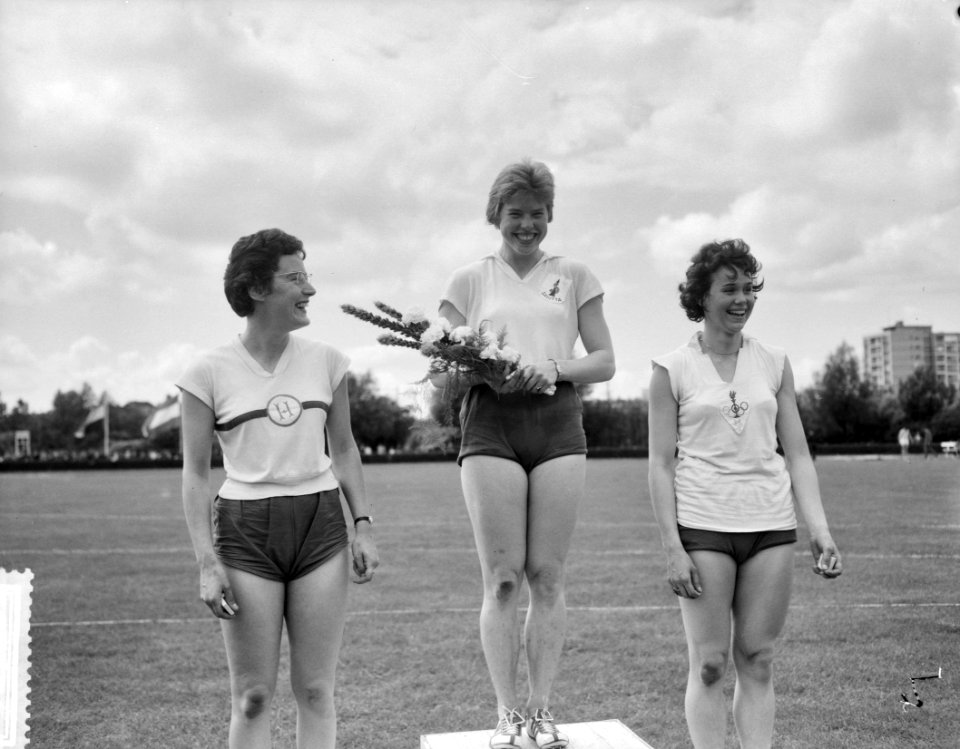 Dames en Heren Athletiekkampioenschappen in Vlaardingen T van der Zwaard , E , Bestanddeelnr 912-7881