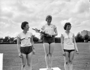 Dames en Heren Athletiekkampioenschappen in Vlaardingen T van der Zwaard , E , Bestanddeelnr 912-7881