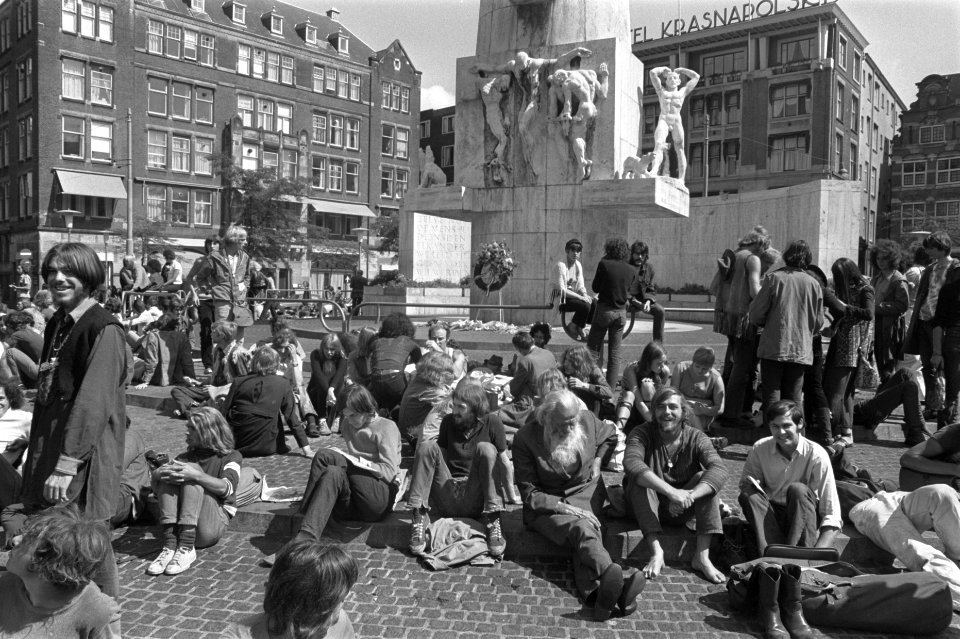 Damjeugd ligt weer op Dam, Amsterdam, Bestanddeelnr 923-7531