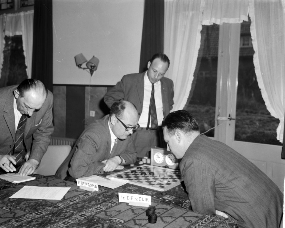 Damkampioenschap van Nederland te Apeldoorn, links Bergsma rechts ir G E van , Bestanddeelnr 915-0557