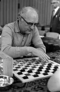 Damkampioenschap 1974 in Apeldoorn, nr 8, 9 P Bergsma nr 10, 11 J H A Goud, Bestanddeelnr 927-1234