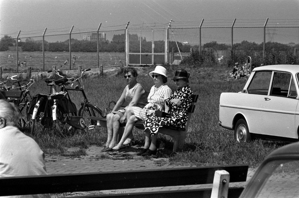 Dames zitten op bankje aan IJsselmeer in Harderwijk in de wind wegens de warmte, Bestanddeelnr 923-5878
