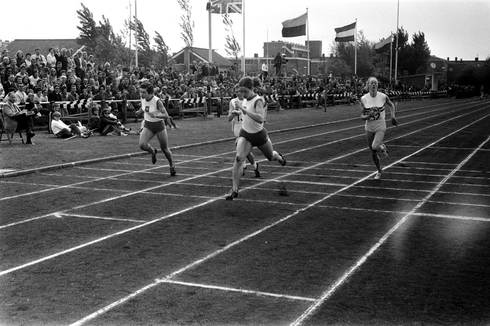Dames atletiek Nederland tegen Engeland in Den Haag finish 100 meter Wilma v, Bestanddeelnr 923-5288