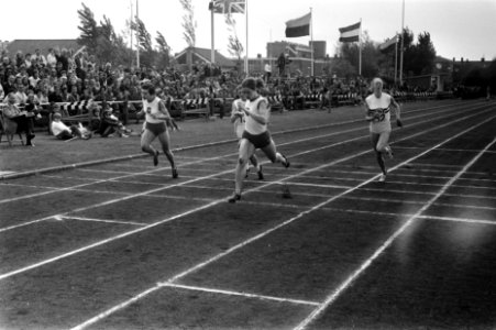 Dames atletiek Nederland tegen Engeland in Den Haag finish 100 meter Wilma v, Bestanddeelnr 923-5288