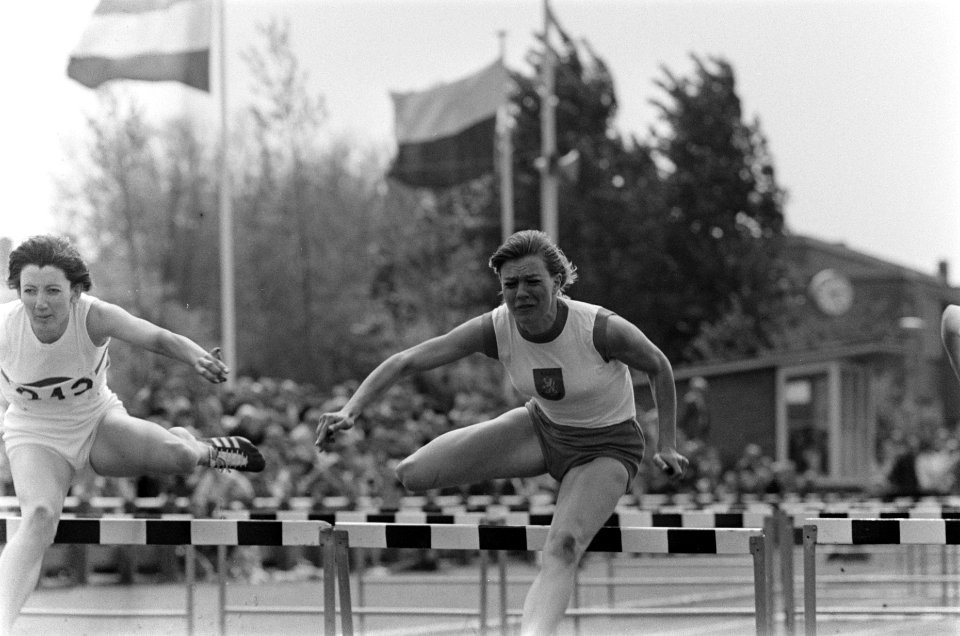 Dames atletiek Nederland tegen Engeland in Den Haag nr. 4 Mieke Sterk in akti, Bestanddeelnr 923-5294