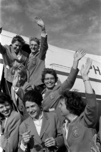 Dames hockey team naar Engeland Jo Jurrisen met bril, Bestanddeelnr 912-2388