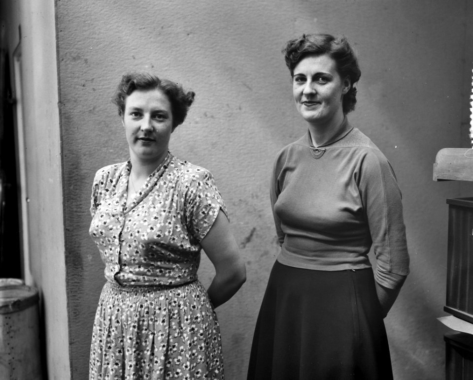 Dames Paulin en Hanessen pasfotos Ministerie van Oorlog, Bestanddeelnr 905-2779