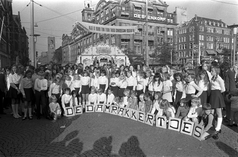Damrakkertjes op Dam, Amsterdam, Bestanddeelnr 924-9147