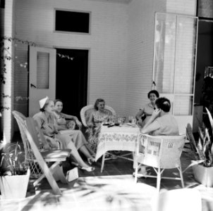 Damesgezelschap op terras, waarschijnlijk bij de Surinaamse Brouwerij in Paramar, Bestanddeelnr 252-5064
