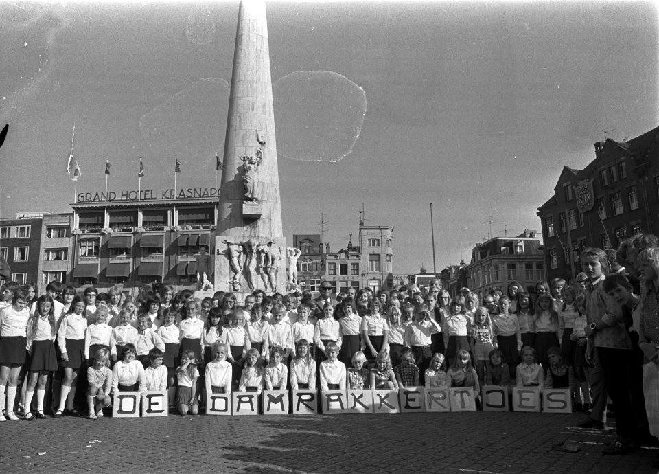Damrakkertjes op Dam, Amsterdam, Bestanddeelnr 924-9146
