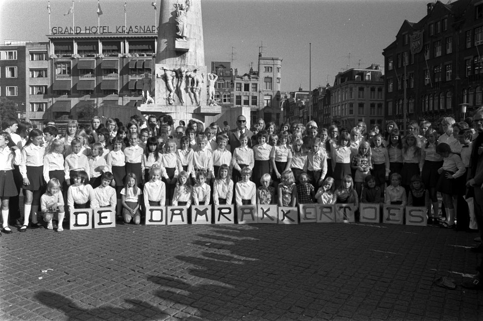 Damrakkertjes op Dam, Amsterdam, Bestanddeelnr 924-9145