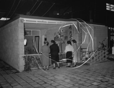 Damesbeurs Den Haag rond huis van plastic, Bestanddeelnr 908-0306
