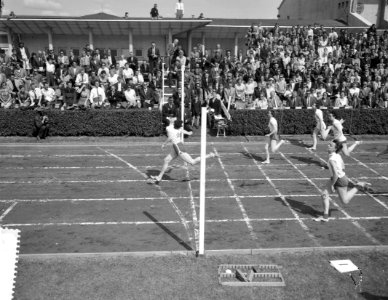 Dames en Heren Athletiekkampioenschappen in Vlaardingen Finish 100m dames, Bestanddeelnr 912-7882