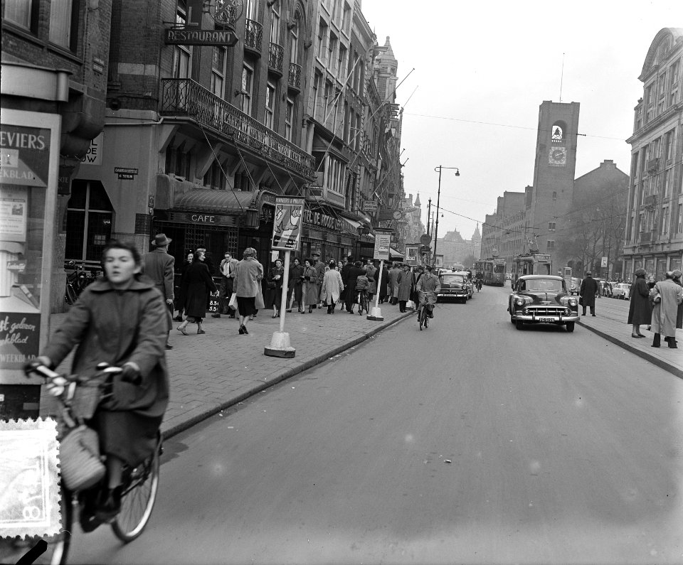 Damrak nieuwe borden verkeerspolitie, Bestanddeelnr 906-1478