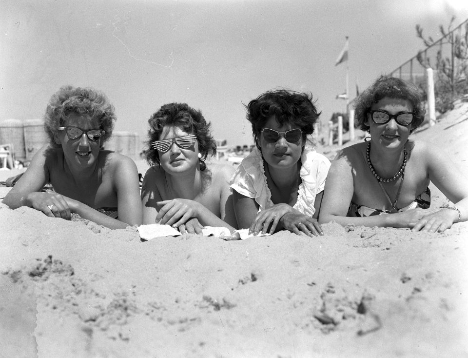 Dames en kinderen met zonnebrillen aan strand, Bestanddeelnr 907-1652