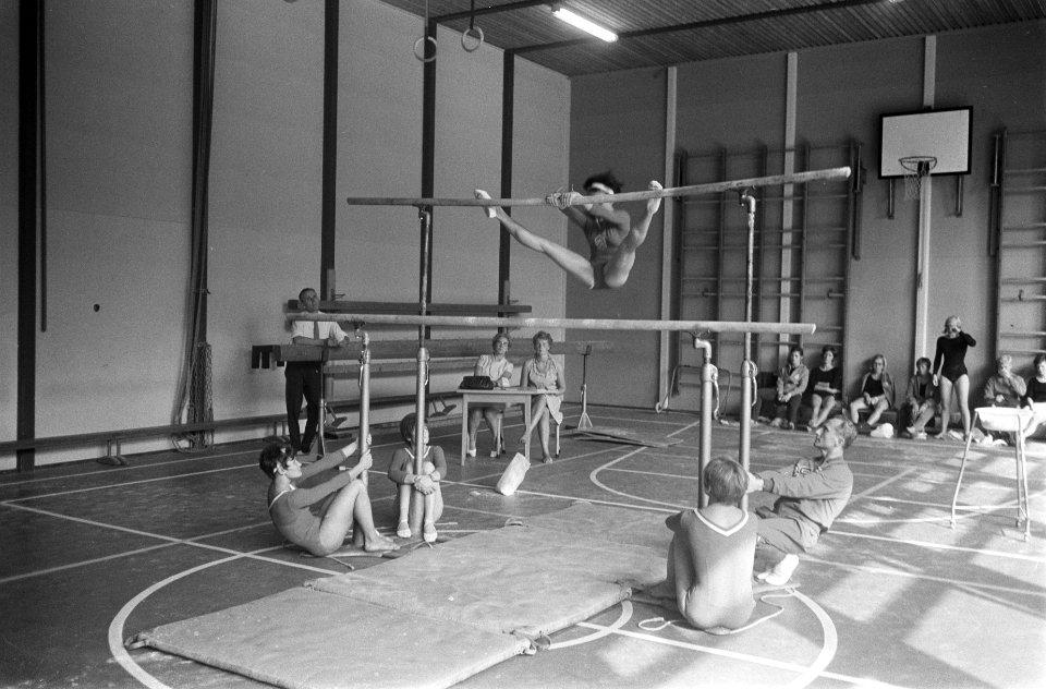 Dames Turnen Nederland tegen Tsjechoslowakije in Arnhem Terborg, brugturnen, Bestanddeelnr 919-3175