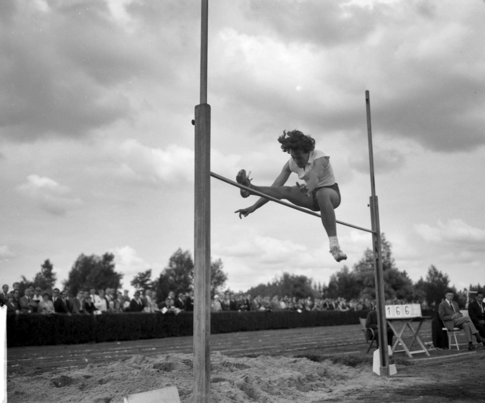 Dames en Heren Athletiekkampioenschappen in Vlaardingen Nel Zwiers tijdens spro, Bestanddeelnr 912-7877