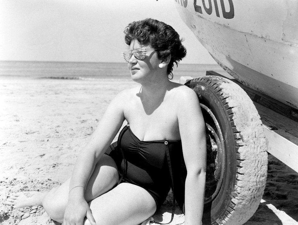 Dames en kinderen met zonnebrillen aan strand, Bestanddeelnr 907-1653