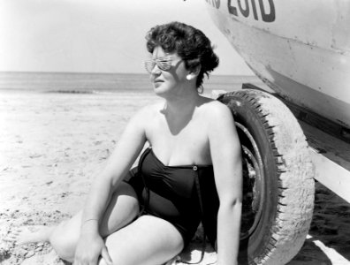 Dames en kinderen met zonnebrillen aan strand, Bestanddeelnr 907-1653