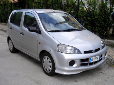 Daihatsu YRV silver