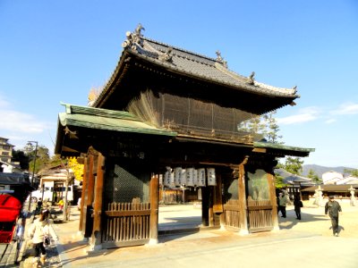 Daiganji Temple gate (Miyajima) - DSC02245
