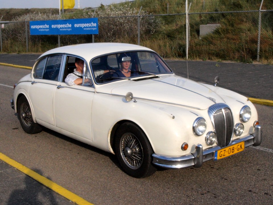 DAIMLER V8 250 SALOON dutch licence registration GZ-08-GK pic1