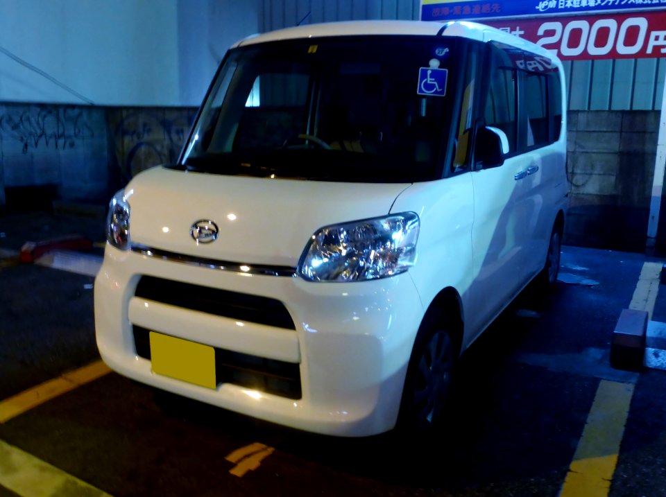 Daihatsu TanTo X (LA660S) at night front